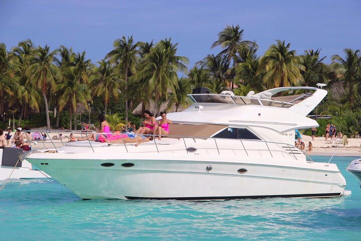 Sail into Caribbean Bliss: Unforgettable Yacht Parties Await This Holiday Season